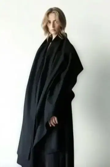 [ 가격 인하 중! ] 뮤베 M 블랙 롱 코트 38