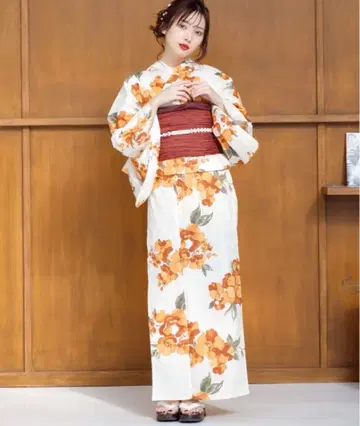 화이트 베이스에 옐로우 컬러 꽃무늬 유카타, 오비, 일본 나막신 세트