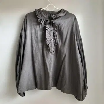 네스트로브 플라워 칼라 블라우스 (차콜 그레이)