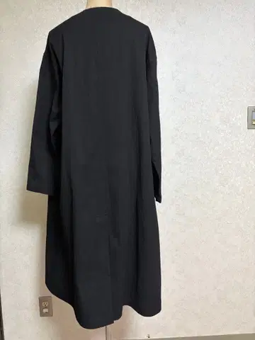 블랙 버튼 달린 롱 코트