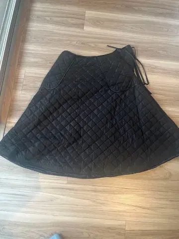 블랙 퀼팅 플레어 스커트 사이즈 5