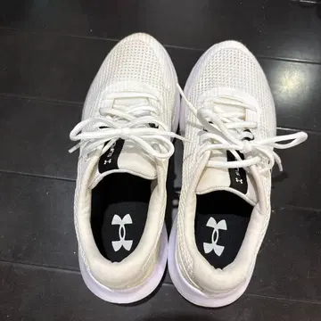 언더 아머 화이트 러닝화