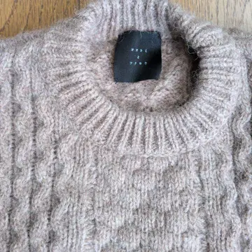 새상품급 베이지 케이블 니트 스웨터 TA 10