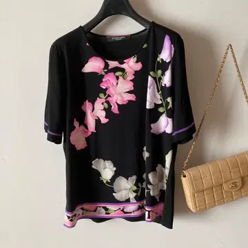 레오나르*칸칸 소재 크루넥 아름다운 꽃무늬 티셔츠*LL