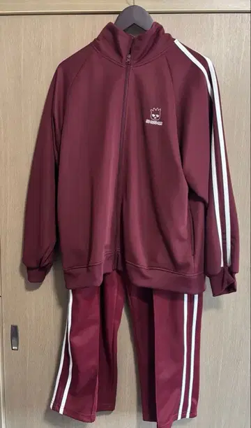 산리오 캐릭터 배드마츠마루 저지 셋업 버건디