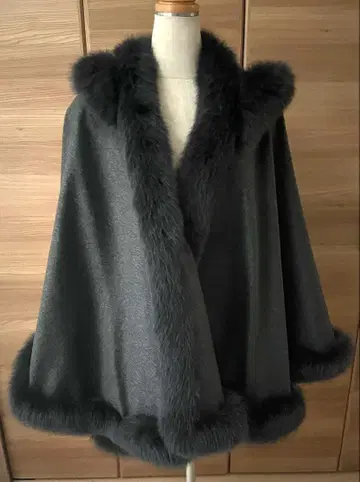 캐시미어 100% 퍼(fur) 장식 다크 그레이 판초 새상품급