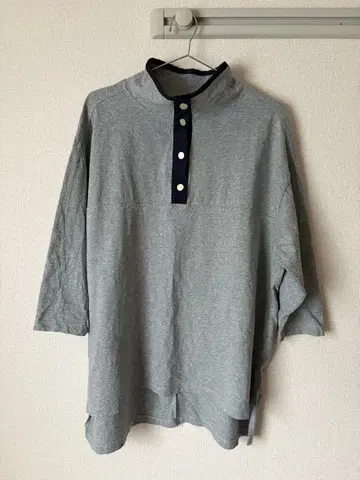 BAYFLOW 그레이 하이넥 셔츠 네이비 버튼 포함