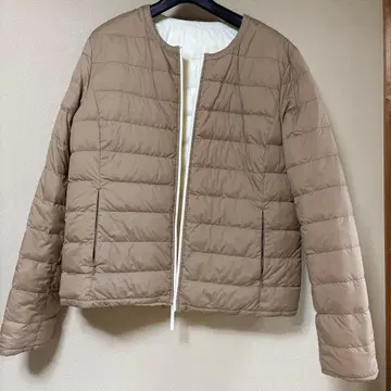 [ 콩트와르 데코토니에 ] 베이지와 화이트의 다운 자켓 리버서블