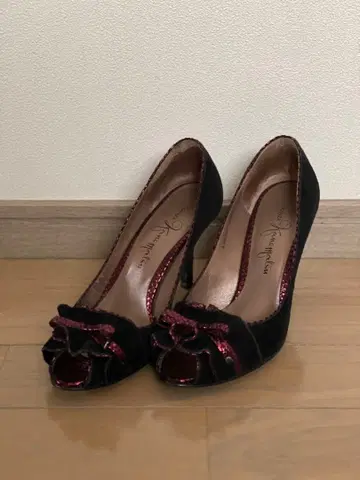 블랙 스웨이드 오픈토 펌프스