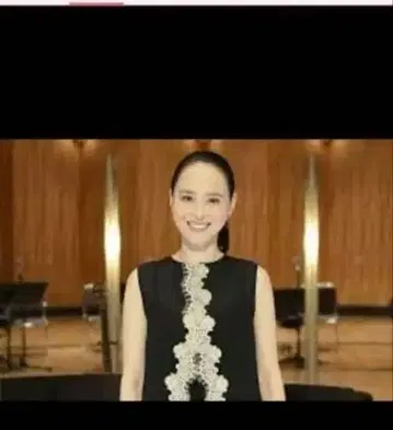 마츠다 세이코와 마찬가지로 블랙 레이스 슬리브리스 자수