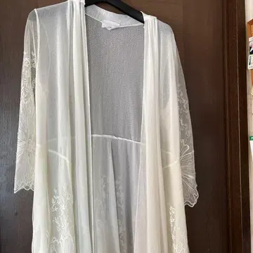 자수 장식 화이트 가디건 7부 소매