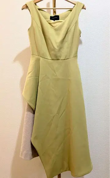 비대칭 밑단 라이트 그린 드레스