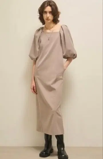 Mila Owen 퍼프 슬리브 스퀘어 넥 원피스