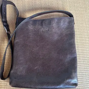 다크 브라운 가죽 숄더백