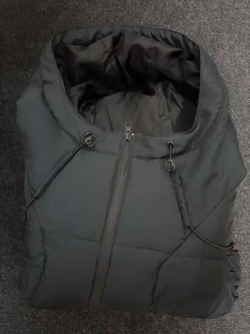 DERBENASH 블랙 후드 부착 다운 자켓