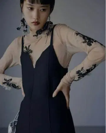 AMERI UND FUR EMBROIDERY SKIN TOP 베이지