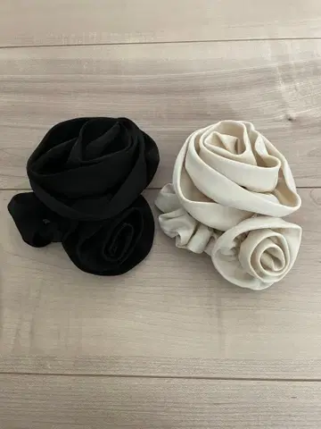 ZARA 더블 플라워 스크런치 블랙 베이지