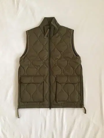 밀리터리 하이넥 다운 베스트 D.OLIVE S 사이즈 미사용 새상품