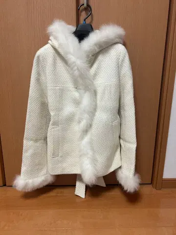 화이트 후드 부착 퍼 자켓 사이즈 38