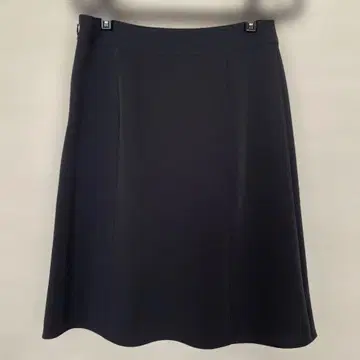 뉴요커 무릎 기장 스커트 블랙