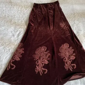 브라운 벨벳풍 플레어 스커트 꽃다발 디자인이 엘레강트