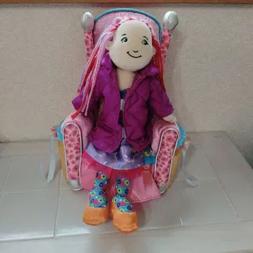 봉제 인형과 컬러풀한 의자 세트