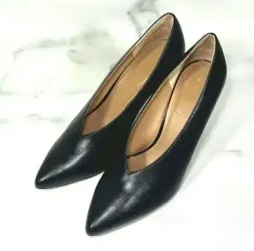 [ 컨디션 최상 ] LAURENCE V컷 스틸레토 펌프스 블랙 24.5