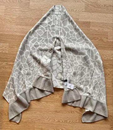 새상품 택 포함 HANAE MORI 기린 패턴 스톨 울 100%