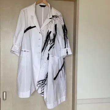 모에 아트 프린트 화이트 셔츠 코트