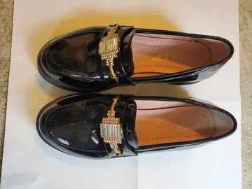 광택 마감 블랙 로퍼