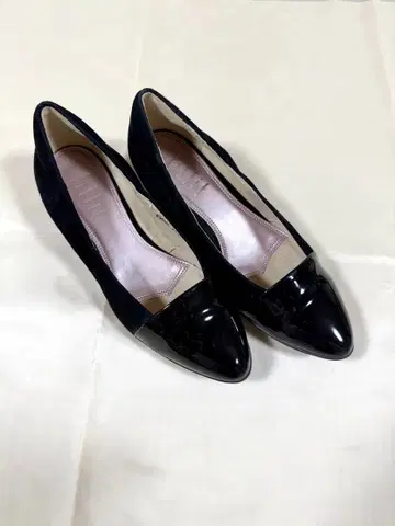 블랙 스웨이드 에나멜 스틸레토 펌프스