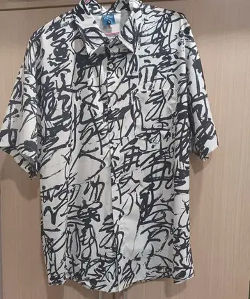 [ TIDE EKU ] 화이트 블랙 문자 패턴 반팔 셔츠