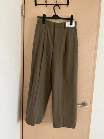 L 유니클로 턱 와이드 팬츠 2024년 올리브 보정 있음