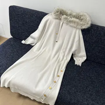 후드 부착 퍼 화이트 롱 원피스