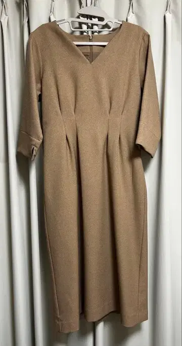 베이지 V넥 7부 소매 원피스 레스토랑 식사 모임