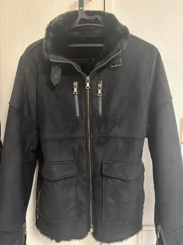 퍼 달린 블랙 자켓