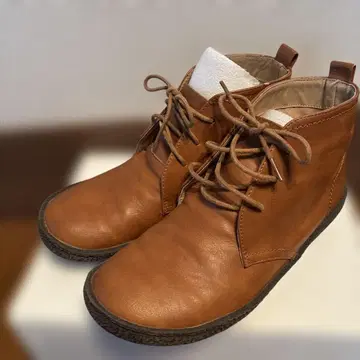 어스 뮤직 앤 이콜로지 브라운 가죽 부츠