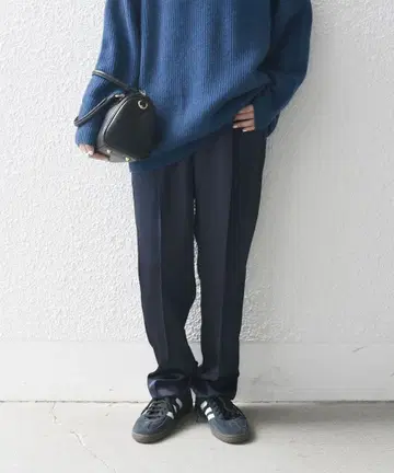 [택 포함 새상품] SHIPS any 새틴 릴랙스 턱 테이퍼드 팬츠