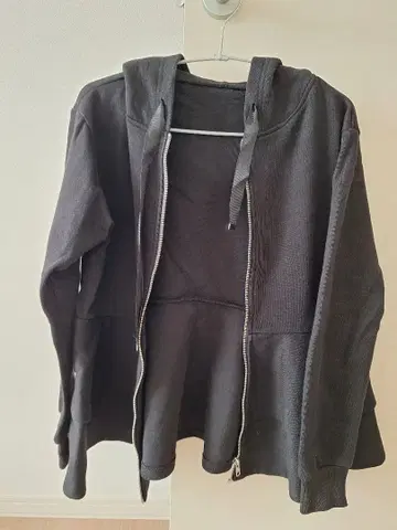 후드티 프릴 검정