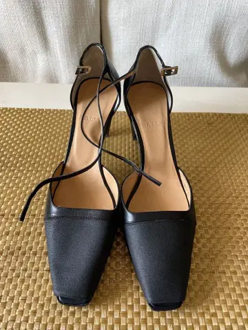 BALLY 블랙 스트랩 하이힐