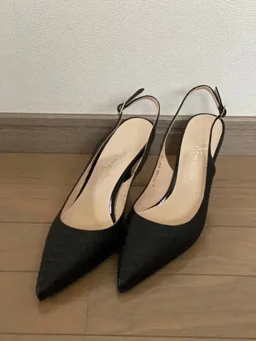 긴자 카네마츠 블랙 스틸레토 샌들