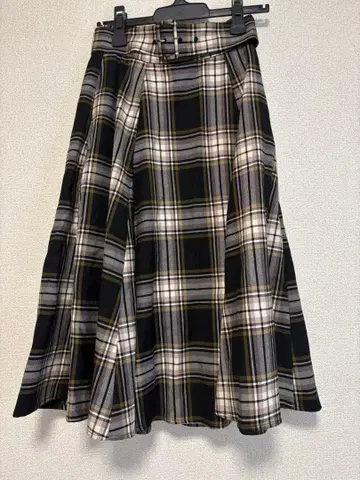 체크 무늬 플레어 스커트