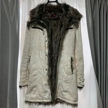 퍼 달린 화이트 롱 코트