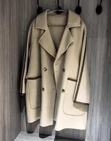 베이지 더블 브레스트 코트