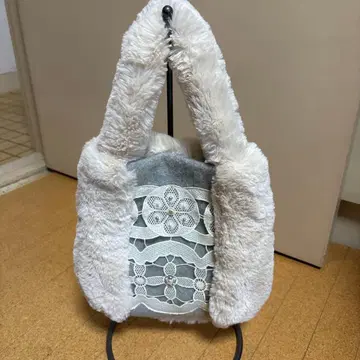 사에라의 퍼와 레이스 토트백