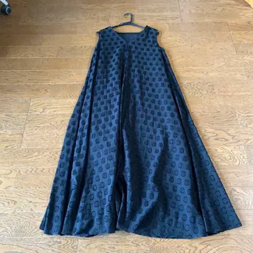 블랙 도트 무늬 슬리브리스 롱 원피스