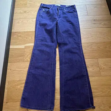 색감이 절묘한 청보라 데님 플레어 팬츠