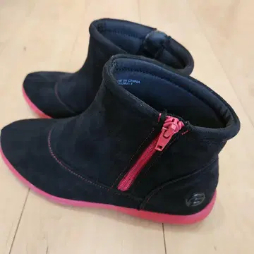 블랙과 핑크 스웨이드 부티