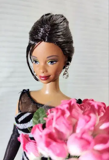 바비 인형 블랙과 화이트 드레스