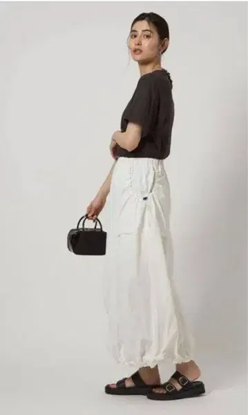 WILD THINGS M 화이트 나일론 스커트 새상품에 가깝습니다